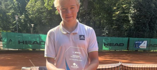 Za vítězství na turnaji starších žáků v Houštce dostal Tomáš Fencl v roce 2023 plaketu